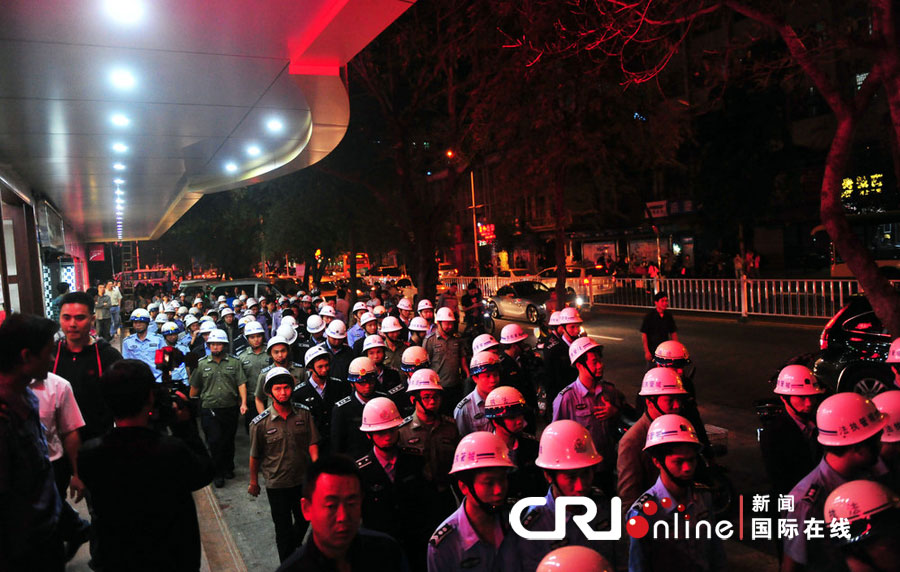 2012年12月26日晚，海南省三亞市，三亞市綜合行政執(zhí)法局河西大隊(duì)近百名城管上街執(zhí)法。