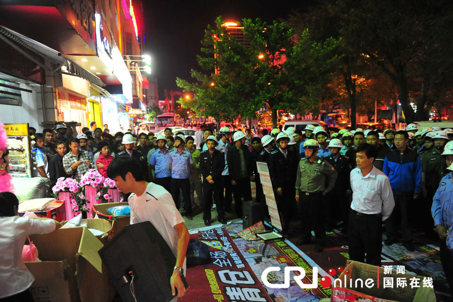 　2012年12月26日晚，海南省三亞市，三亞市綜合行政執(zhí)法局河西大隊(duì)近百名城管上街執(zhí)法。