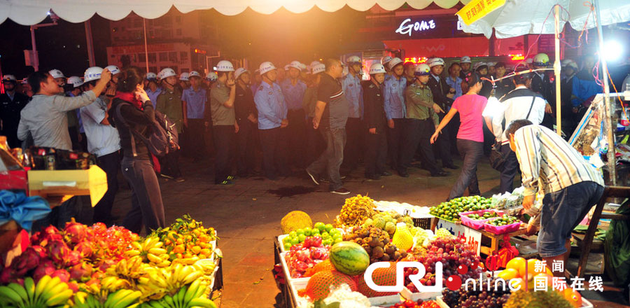 2012年12月26日晚，海南省三亞市，三亞市綜合行政執(zhí)法局河西大隊(duì)近百名城管上街執(zhí)法。