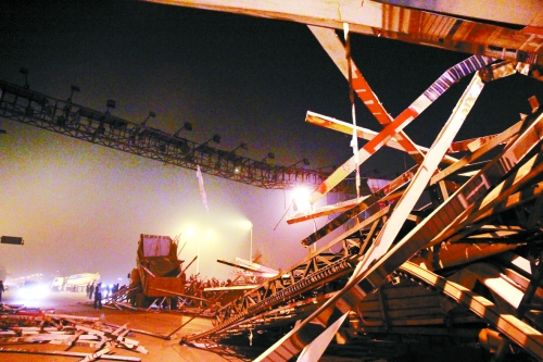 現(xiàn)場(chǎng)一片狼藉 現(xiàn)場(chǎng)一片狼藉