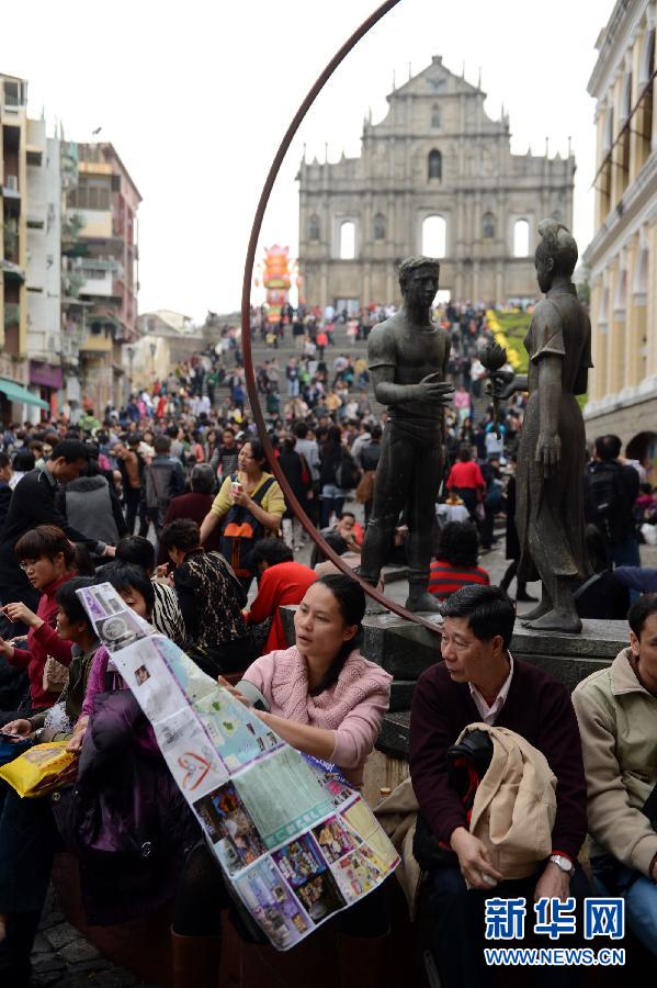 （晚報(bào)）（1）澳門(mén)春節(jié)長(zhǎng)假現(xiàn)人潮