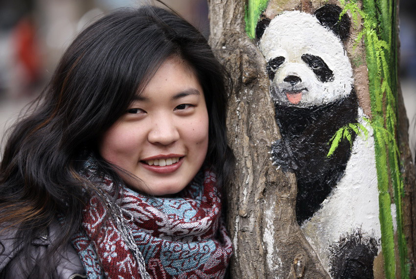 　3月1日，在河北省石家莊市九中街，王月與她的“樹洞畫”作品拍攝合影。
