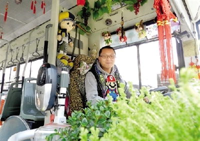 米奇、中國結(jié)、流氓兔、綠色植物、各種表情的小豬裝扮車廂