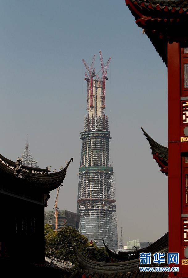 在上海豫園遠(yuǎn)眺在建的國(guó)內(nèi)第一高樓“上海中心”（4月11日攝）。