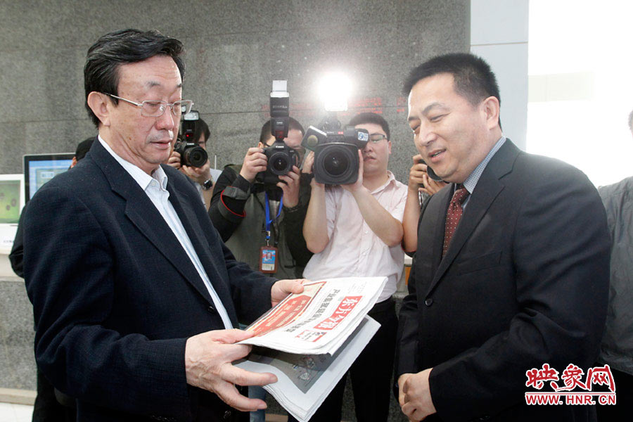 東方今報(bào)報(bào)社社長趙國平向河南省委書記、省人大常委會(huì)主任郭庚茂匯報(bào)東方今報(bào)的內(nèi)容、發(fā)行等情況 東方今報(bào)