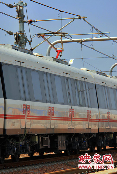 調(diào)試中的地鐵，電線已經(jīng)抬起充電