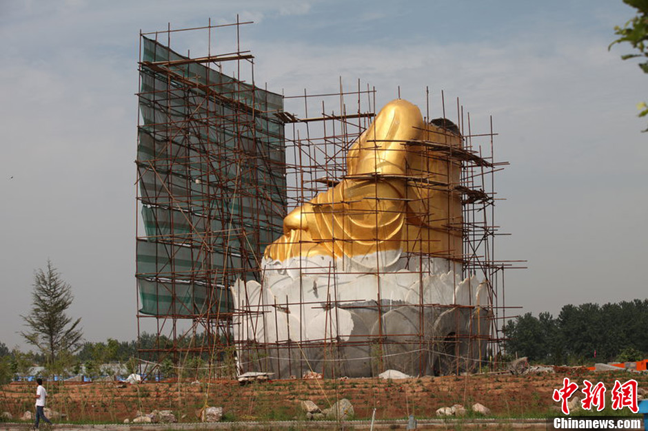 圖為被拆掉頭的雕塑。王友 攝