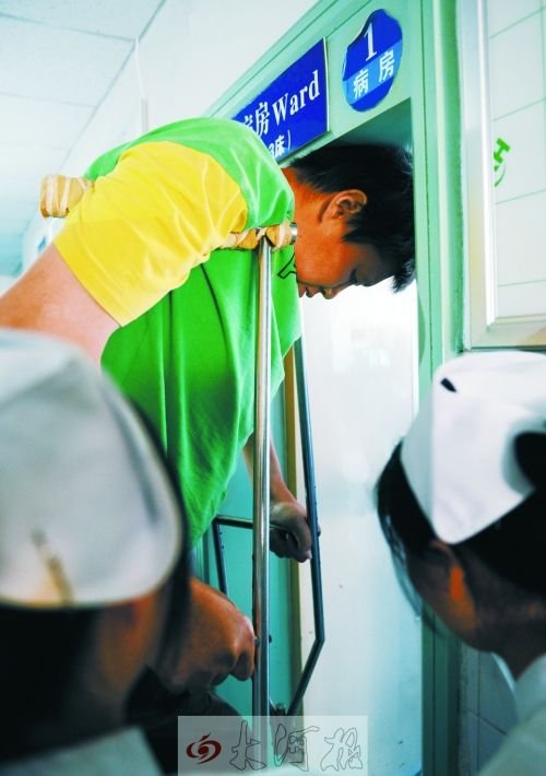 男子患巨人癥身高2.55米 醫(yī)院免費為其治療(圖) 男子患巨人癥身高2.55米 醫(yī)院免費為其治療(圖)