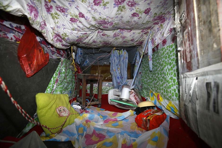 今年地窖挖成。6月12日22時(shí)左右，陳小龍?jiān)诩闻d市經(jīng)濟(jì)技術(shù)開發(fā)區(qū)(國(guó)際商務(wù)區(qū))玉都豪匯KTV門口，以拉客為由，將18歲安徽女孩郭某，用三輪電動(dòng)車載到僻靜處，以水果刀、電棍威脅，將她雙手雙腳綁住，嘴巴封住。強(qiáng)行帶到出租屋地窖內(nèi)，用鎖鏈鎖住。期間，陳小龍多次強(qiáng)奸女孩。