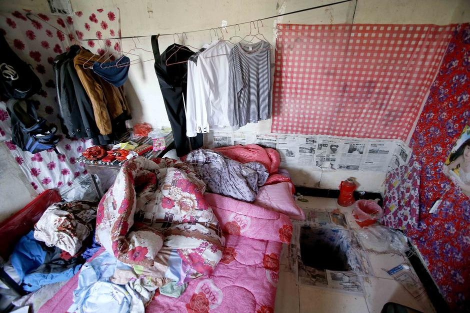 女孩利用隨身攜帶的指甲刀，一點(diǎn)點(diǎn)將身上鎖鏈磨斷，6月23日，她掙脫鎖鏈，跑到氣窗大喊救命，周圍居民聞聲報(bào)警，女孩11天的地獄經(jīng)歷才告結(jié)束。