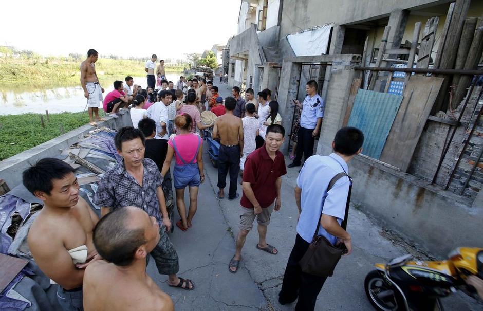 打開木門，地窖就在眼前：目測(cè)3米長(zhǎng)，1米寬，1.5米高。洞內(nèi)四壁用水泥澆注，洞頂上蓋了棉被，底部有地毯。洞內(nèi)還安裝了電燈、電風(fēng)扇，最里面放了一個(gè)桶，估計(jì)是大小便用的。洞內(nèi)有一股污濁的氣息，凌亂地散放著康師傅方便面，還有蘇菲衛(wèi)生巾。墻壁上掛著《大秦帝國(guó)》的碟片。房東戴阿婆見(jiàn)了這個(gè)地洞，氣得不行：“早知道他動(dòng)歪腦筋，我怎么也不會(huì)出租給他的，以后這房子可怎么辦？肯定租不掉了啊?！? width=