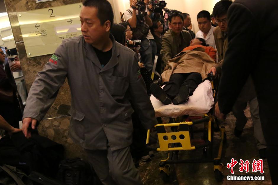 馬總理宣布MH370墜毀 在京乘客家屬泣不成聲 馬總理宣布MH370墜毀 在京乘客家屬泣不成聲