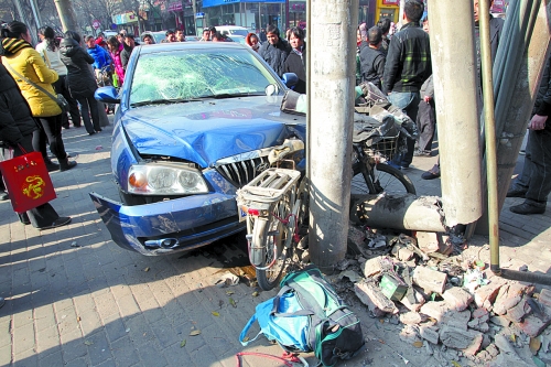 看看這兩起禍?zhǔn)?駕車時需當(dāng)心