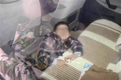 幼童被困車內 父母心疼新車不愿砸窗救人(附圖)