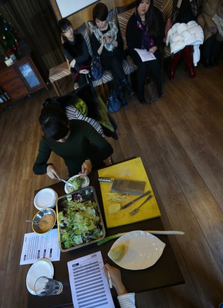 富豪相親面試 先看外貌再考切土豆絲 富豪相親面試 先看外貌再考切土豆絲