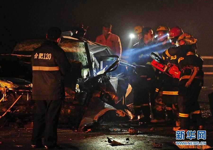 2013年1月9日，合肥，事故現(xiàn)場(chǎng)，兩輛受損車輛已經(jīng)全部變形