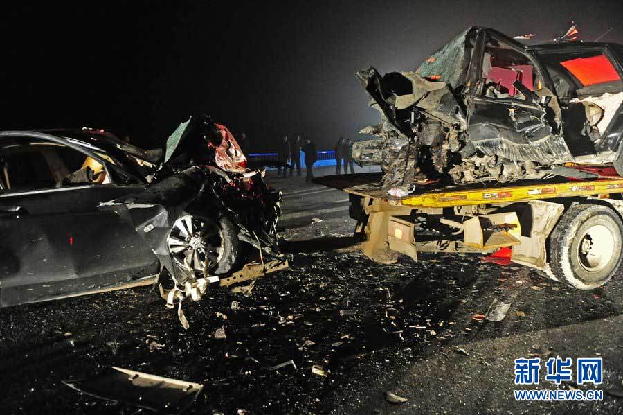 2013年1月9日，合肥，事故現(xiàn)場(chǎng)，兩輛受損車輛已經(jīng)全部變形