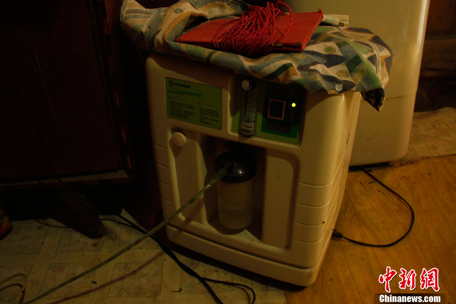 父母為癱瘓兒子自制呼吸機(jī) 手捏呼吸球5年不輟 父母為癱瘓兒子自制呼吸機(jī) 手捏呼吸球5年不輟