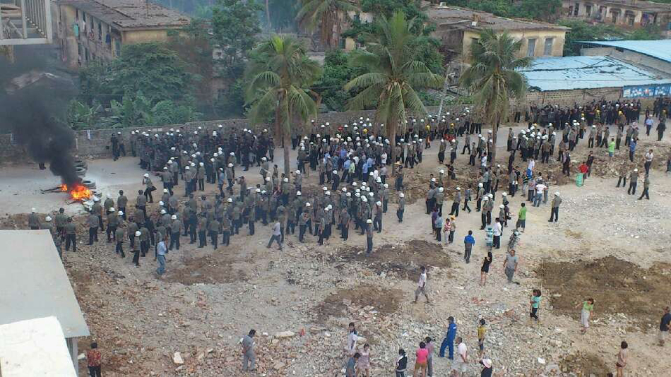 網曝海南三亞暴力強拆 村民下跪求情