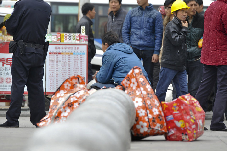 夫妻將病故女兒裝編織袋 要“完完整整帶回家” 夫妻將病故女兒裝編織袋 要“完完整整帶回家”