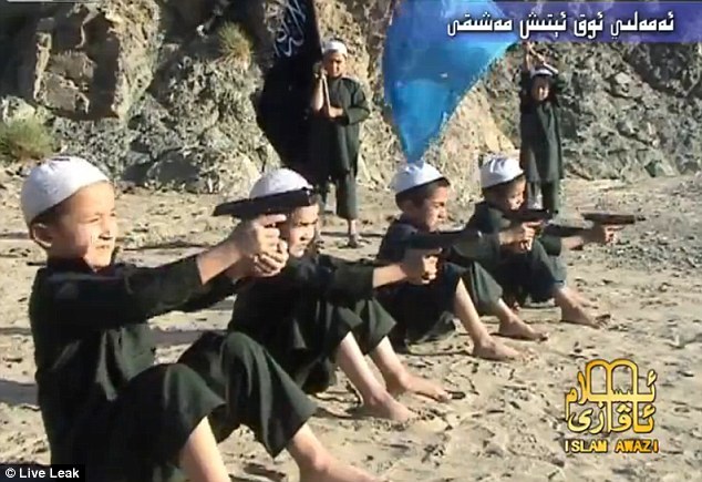 基地組織兒童突擊隊員持AK47射擊訓(xùn)練