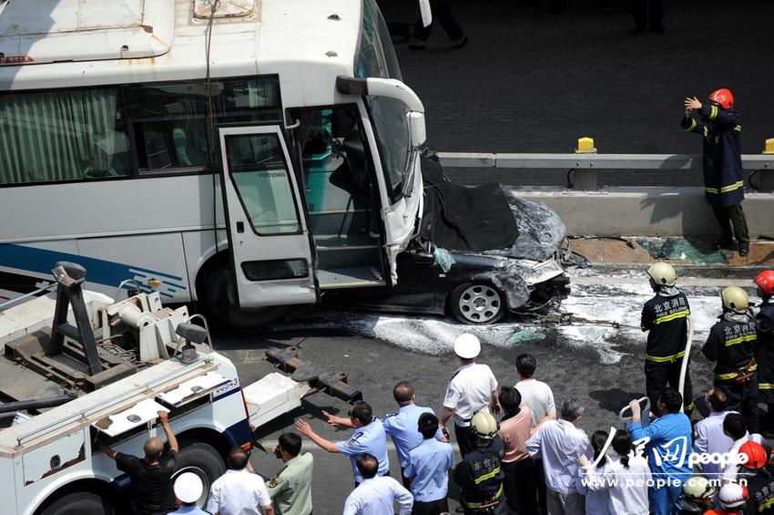 北京大客車追尾碾壓奧迪司機被困車中。