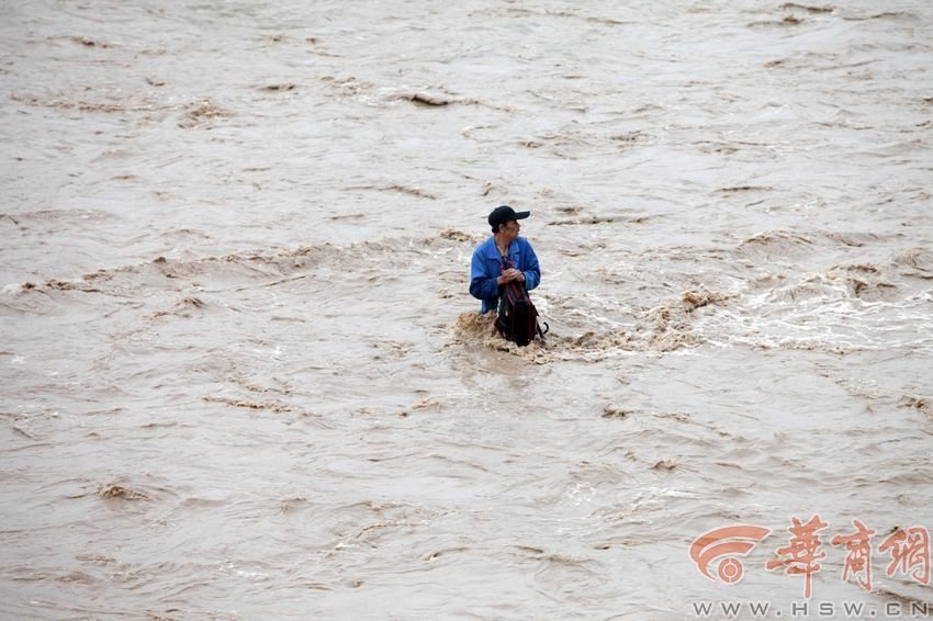 消防官兵試圖將救援的繩索扔到河中央，然而嘗試幾次都失敗。此時，河水已經(jīng)淹沒到四周，男子在一平方米的“