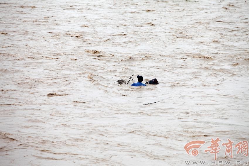 消防官兵試圖將救援的繩索扔到河中央，然而嘗試幾次都失敗。此時，河水已經(jīng)淹沒到四周，男子在一平方米的“