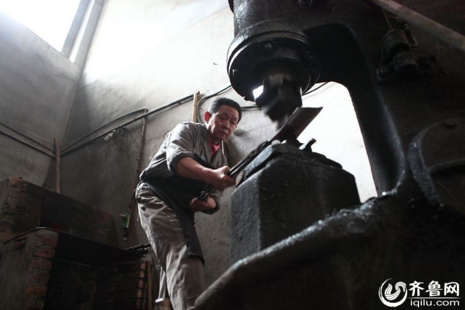 實(shí)拍最后的打鐵匠 一把手工菜刀賺六塊錢