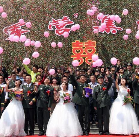 集體婚禮現(xiàn)猛士婚車(chē)