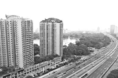 昨日，人濟(jì)山莊小區(qū)，與其他樓相比，B棟樓頂層天臺(tái)上違規(guī)建造了一棟兩層小樓，假山大樹俱全。新京報(bào)記者