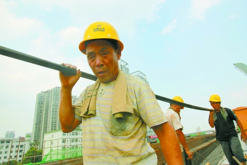 農(nóng)民工工作辛苦，權(quán)益理應(yīng)有保障。