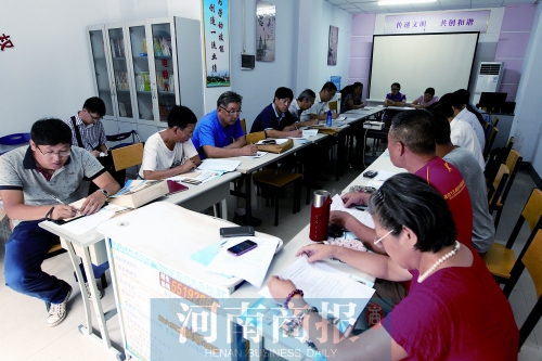 消費(fèi)者代表和旁聽人員走進(jìn)社區(qū)，聽取市民關(guān)于鄭州地鐵的意見和建議