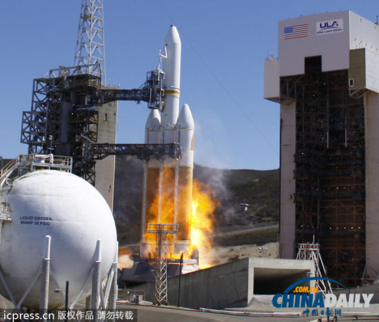 地時(shí)間2013年8月28日,在美國(guó)加州范登堡空軍基地,美國(guó)最大的“德?tīng)査蘒V”型重型火箭發(fā)射升空,將一顆機(jī)密間諜衛(wèi)星送入太空。