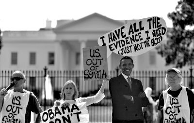 2日，反戰(zhàn)人士在白宮前高舉標(biāo)語，抗議美國可能對(duì)敘動(dòng)武。