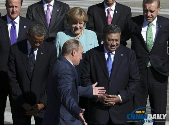 奧巴馬低頭不看普京，普京也閉眼做鬼臉并攤手表無(wú)奈。