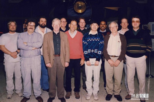 圖為照顧旅行者的工作人員。