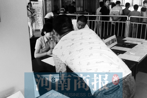 戴著耳機工作，挺“愜意”