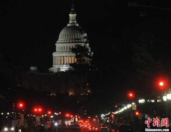 入夜后國會山前警燈一片，加強警戒。中新社發(fā) 德永健 攝