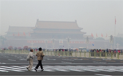 9月29日，游客行走在天安門廣場西側(cè)路上，當日霧霾嚴重。