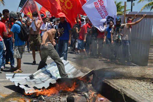 當(dāng)?shù)貢r間10月21日，巴西里約熱內(nèi)盧近海一座油田舉行開采權(quán)競標(biāo)，引發(fā)示威者抗議，與負(fù)責(zé)安保的大量配槍巡邏士兵發(fā)生沖突。 CFP