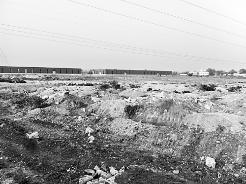 兩年半時(shí)間里，空曠的院子里，只有北側(cè)建成了兩棟空空的廠房。