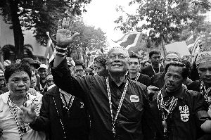 素貼參加游行示威。