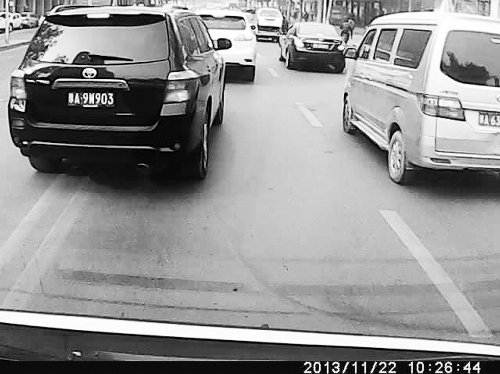 這輛黑色車輛不避讓執(zhí)行緊急任務(wù)的救護車，并壓著雙黃線變更車道。唐韜/圖