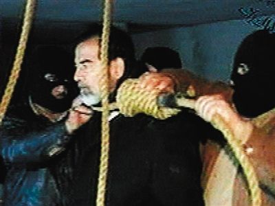 警衛(wèi)給薩達(dá)姆套上絞刑工具。