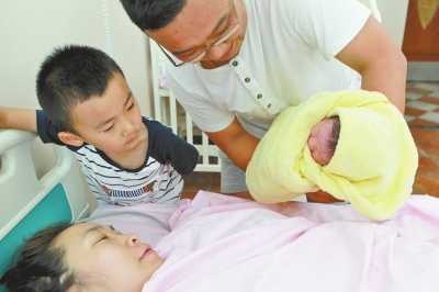 一家四口其樂融融，但二孩證卻讓男主人操心。