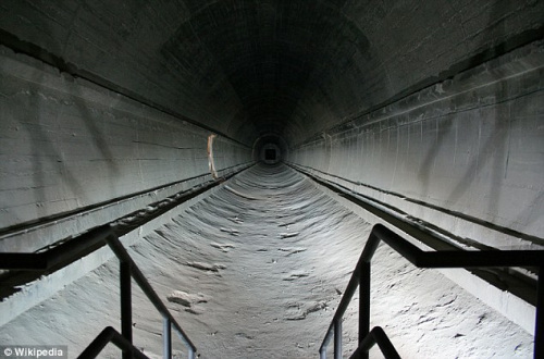 德國一個(gè)葡萄園下邊的地下避難所