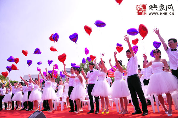 初夏喜宴八方客,千島笑迎粉佳人。