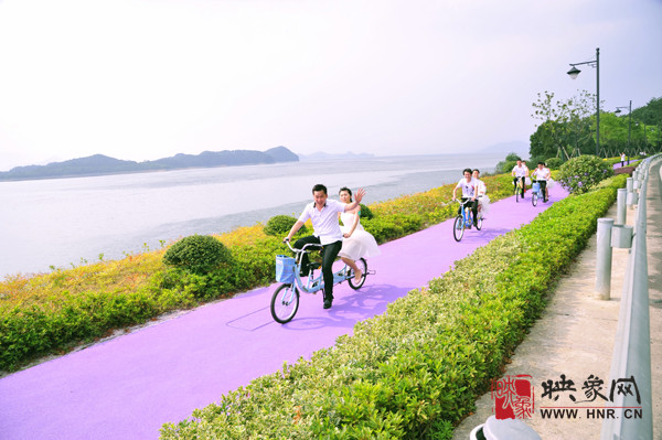 初夏喜宴八方客,千島笑迎粉佳人。