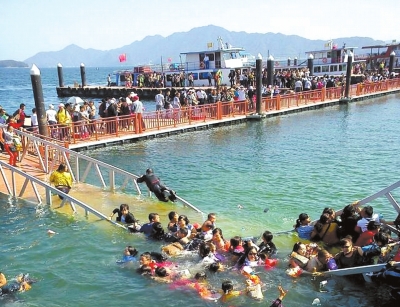 昨天，廬山西海景區(qū)過橋塌陷，致十?dāng)?shù)名游客落水。圖/東方IC